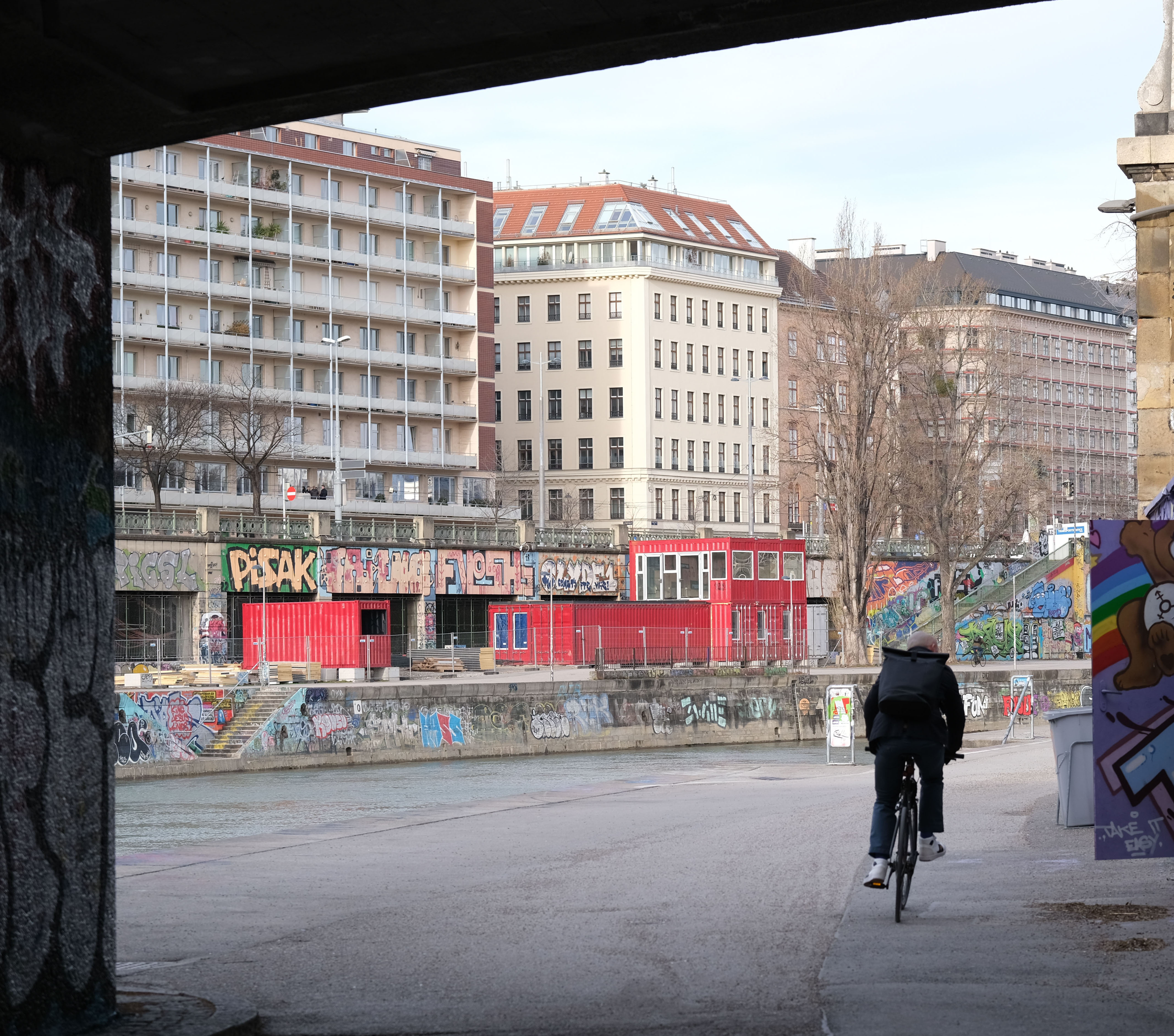 Urbane Zwischennutzung - Urban Tribes, Wien 1, Blick von Ufer unterhalb der Marienbrücke, im Hintergrund Haus Pollak (Heinrich Ferstel)